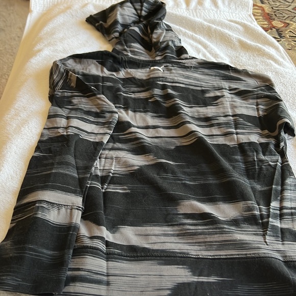 Women’s Puma workout hooded long sleeve top in black and gray. - Picture 4 of 4